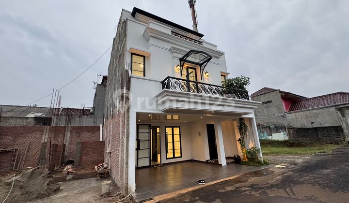 Cibubur - Rumah Mewah Modern 3 Lantai Pinggir Jalan Jakarta Timur