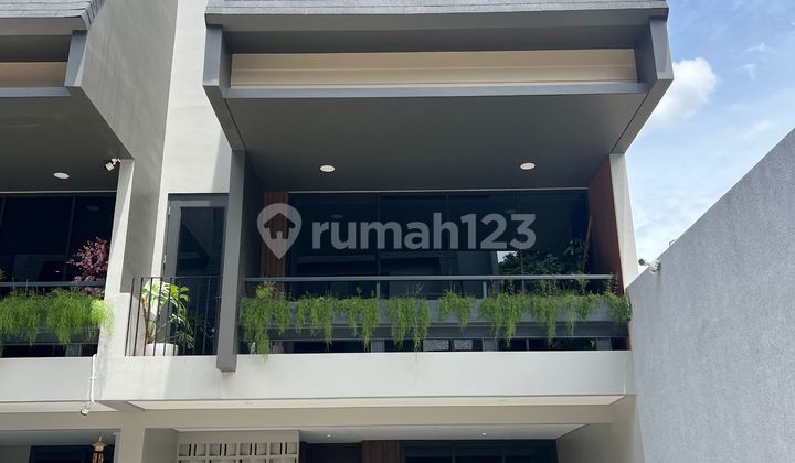 Bebas Banjir, 3 Lantai, SHM,