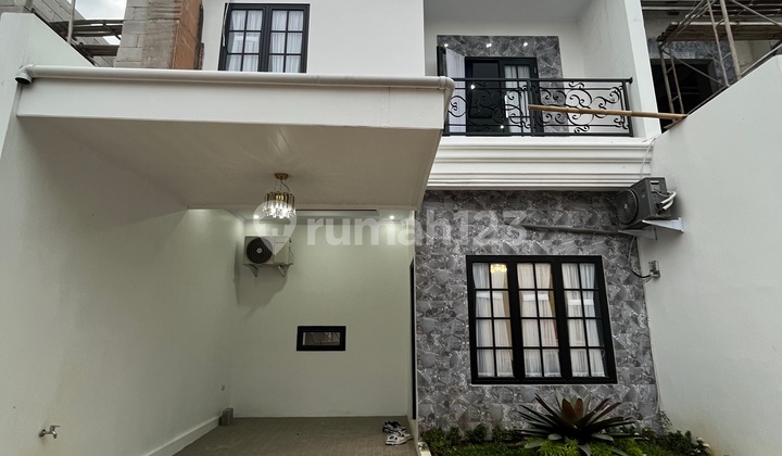 Rumah 2.5 Lantai di Cibubur Deket Banget Pintu Tol dan LRT Harjamukti Rumah 2.5 Lantai di Cibubur Deket Banget Pintu Tol dan LRT Harjamukti