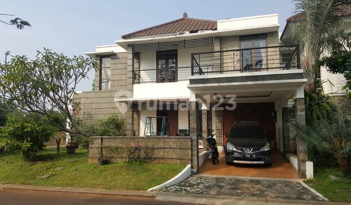 Ready-to-live house in front of the park.