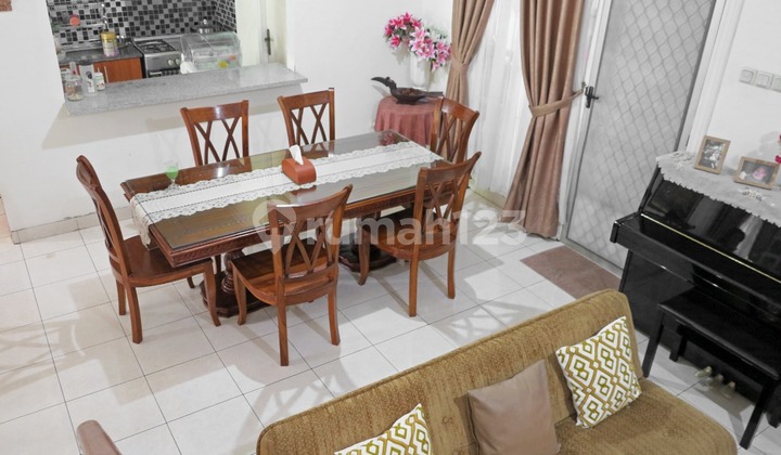 Ready-to-occupy house in Kota Wisata. 2