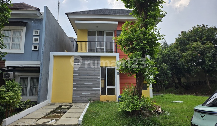 Corner lot house in Kota Wisata.