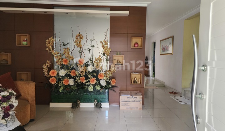 Corner lot ready-to-occupy house in Kota Wisata. 2