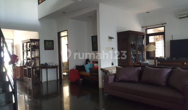 Ready-to-live house in front of the park. 2