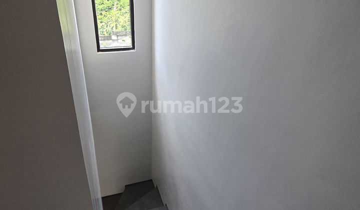 Rumah. 2Lantai Diapit 3 Jalan Tol Asridan Tenang