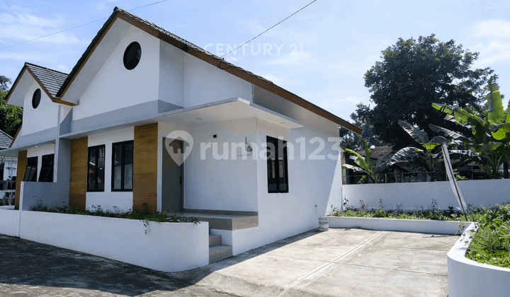 Cr Minimalist House on Jalan Kaliurang KM 13 for Residence