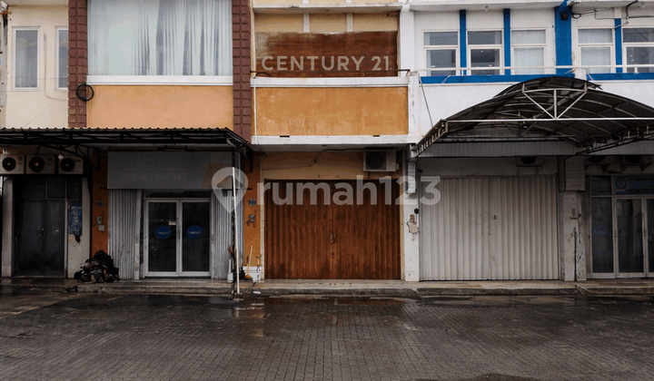 3-Story Shop House in the Center of Jogja City Near Malioboro, Suitable for Office Use 3-Story Shop House in the Center of Jogja City Near Malioboro, Suitable for Office Use