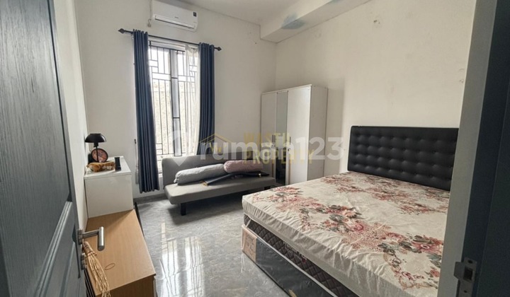 Rumah Mewah 2 Lantai Full Furnished Carport Luas Akses Strategis 2