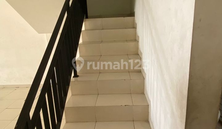 Cheap for Sale! Second-Floor Shop House, Just 15 Minutes to Downtown Jogja. 2