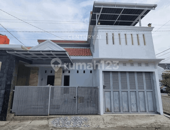 Rumah 2 Lantai dengan 4 Kamar, dengan Harga Terjangkau