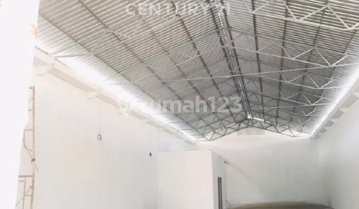 Strategic Warehouse Suitable for Business and Storage