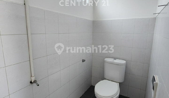 Strategic 2-Storey Shop House, Suitable for Business 2