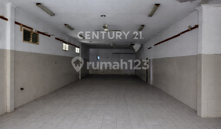 Commercial and Strategic Shop House Suitable for Business in Tegal City