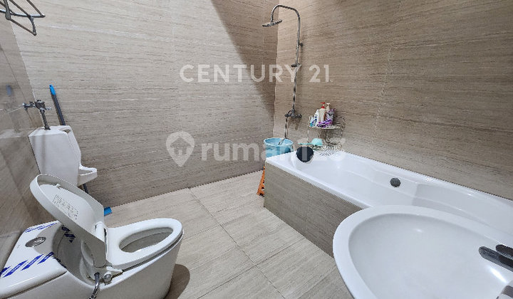 Strategically Located Shop House in the Heart of Tegal City 2