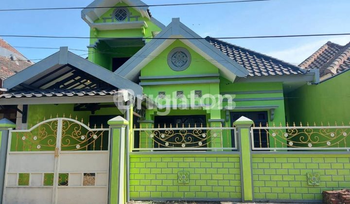ONE AND A HALF STORY HOUSE, in a comfortable & safe environment, strategically located near the city & Sidoarjo toll exit*PONDOK MUTIARA*