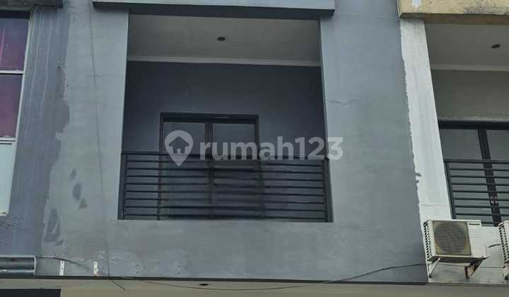 Strategic 3-Story Shophouse in Jombang Bintaro Sector 9, Ready to Occupy in the Business Center!