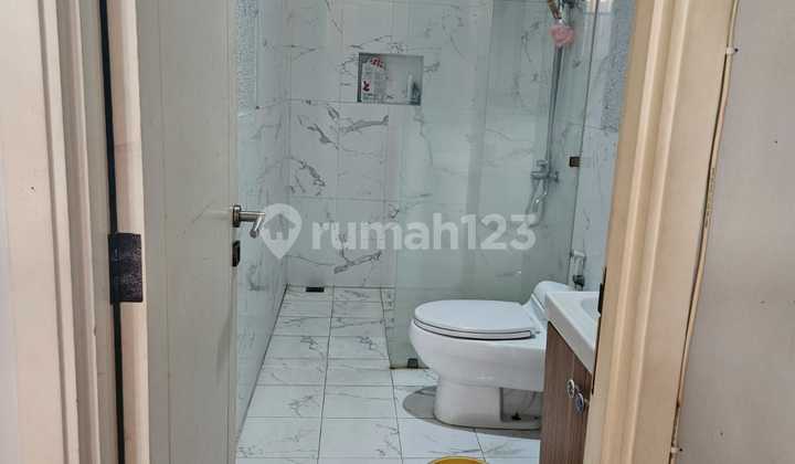 Dijual Rumah di Bintaro Jaya, Kebayoran Residence 2,5 Lantai, Furnished 2