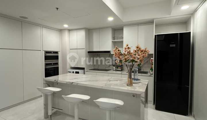 For Sale, Reduced by 700 Million, 2BR Apartment at The Smith Alam Sutera, Large Area, Luxuriously Furnished. 2