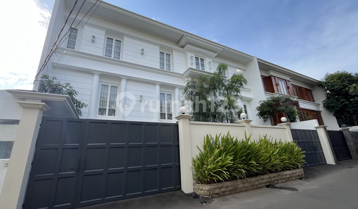 Modern Classic Luxury Living In Kemang, Jakarta Selatan Modern Classic Luxury Living In Kemang, Jakarta Selatan