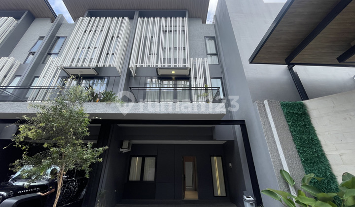 Rumah Modern Minimalis 3 Lantai + Rooftop di Jagakarsa