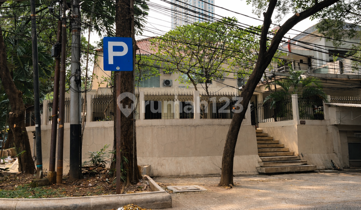 Dijual Rumah Besar di Kebayoran Baru - Carport Luas