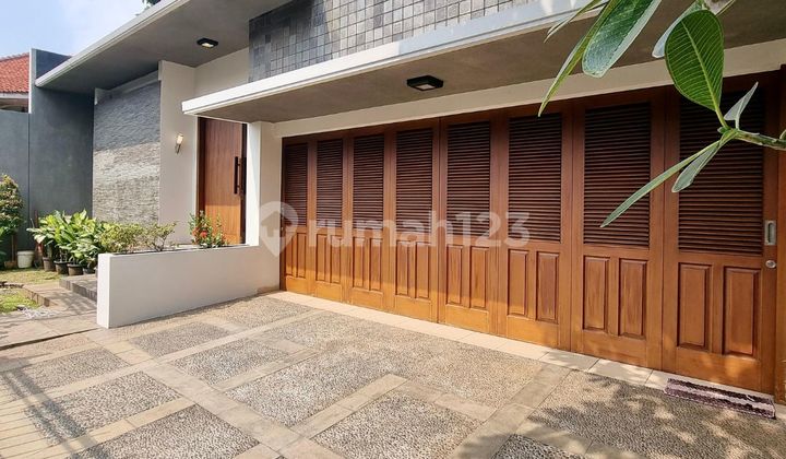 Rumah 2 Lantai Desain Tropical Modern di Kemang, Lifestyle Distric