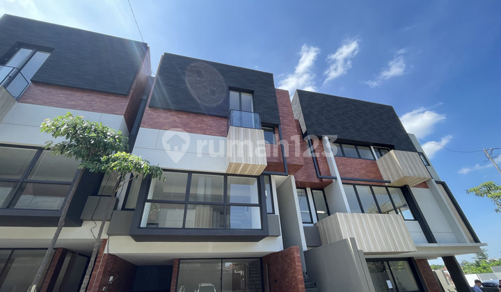 3-Story Townhouse in Cipete Antasari, 3+1 Bedrooms with Rooftop, Freehold Title 3-Story Townhouse in Cipete Antasari, 3+1 Bedrooms with Rooftop, Freehold Title
