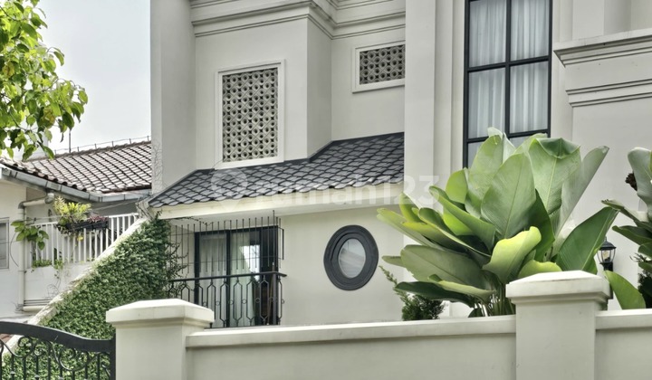 Rumah Mewah Kebayoran Baru Siap Huni - Kolam Renang, Garasi 5 Mobil, SHM