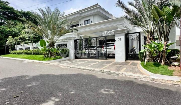 Exclusive! Modern Classic House Pondok Indah - Depan Taman, Hoek