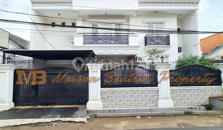 Rumah Mewah + Swimming Pool Lokasi Sangat Strategis di Tebet Timur - Jakarta Selatan