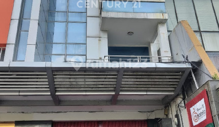 For Rent 3-Story Shop House in Business Area on Jalan Gajahmada 2
