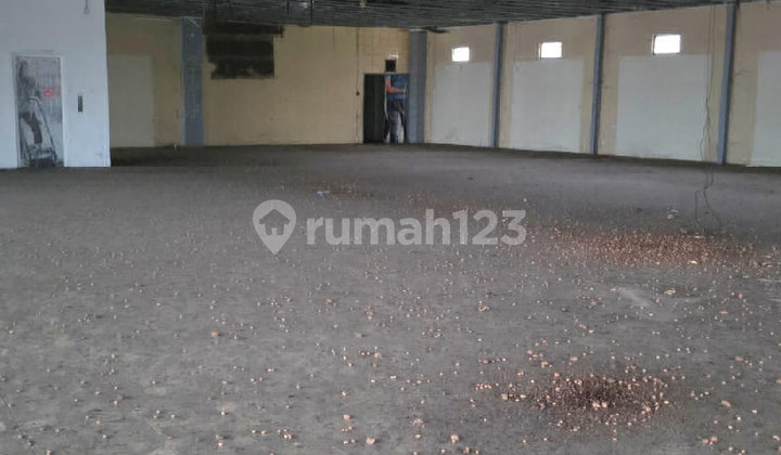 For Rent 3-Story Building on Main Street in Business Center 2