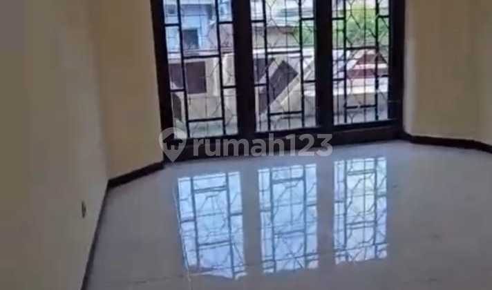 Dekat Sekolah Negeri, 2