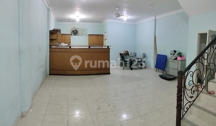 3-Story House on Kuantan Street, Close to Schools and Hospital 2