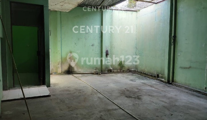 Ready-to-Occupy Shop House in a Strategic Location on Gajah Raya 2