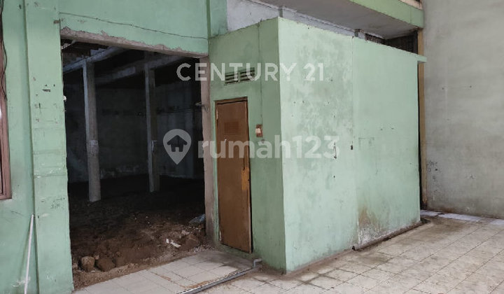 Ruko Besar di Gajah Raya Bebas Banjir Showroom 2