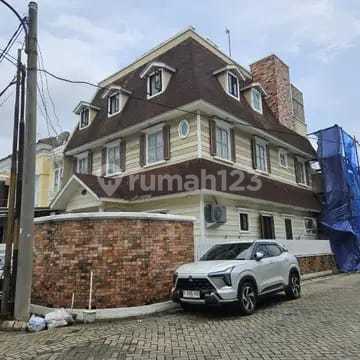Termurah ! Rumah Hoek 3 Lantai di Mutiara Taman Palem, Jakarta Barat 2