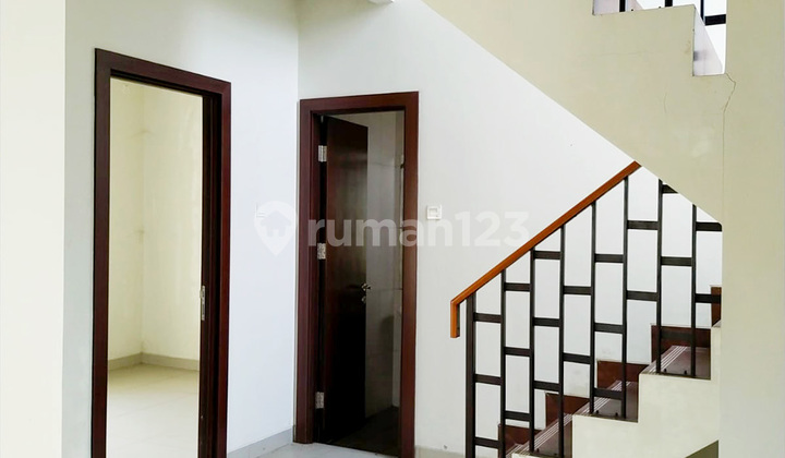 House with Large Land Position Hook in Simpruk Lippo Cikarang 2