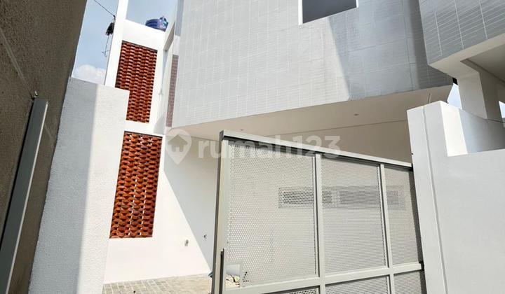 Rumah Baru Modern Cibabat Cimahi 2 Lantai Fasad Kaca Elegan