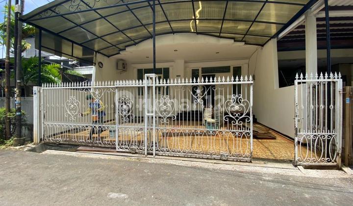 Jarang Ada! Rumah Mewah Taman Aries Jakarta Barat - Posisi Depan Taman, Harga Nego!