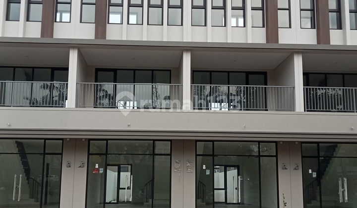 For Rent Strategic Shop House. 3 Floors in Legenda Wisata Cibubur. 2
