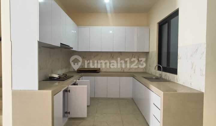 For Sale, 3-Story Taman Ratu House Ready to Use, North Facing