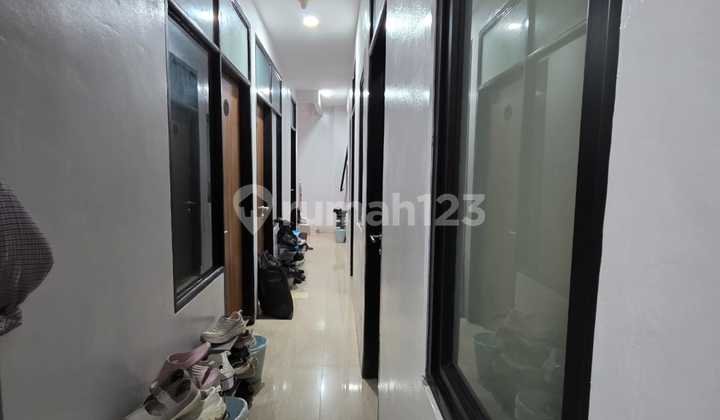 Tawakal Boarding House with 50 Rooms for Sale in a Strategic Location in West Jakarta 1