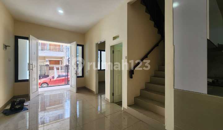 For Sale, 3-Story Taman Ratu House Ready to Use, North Facing 2