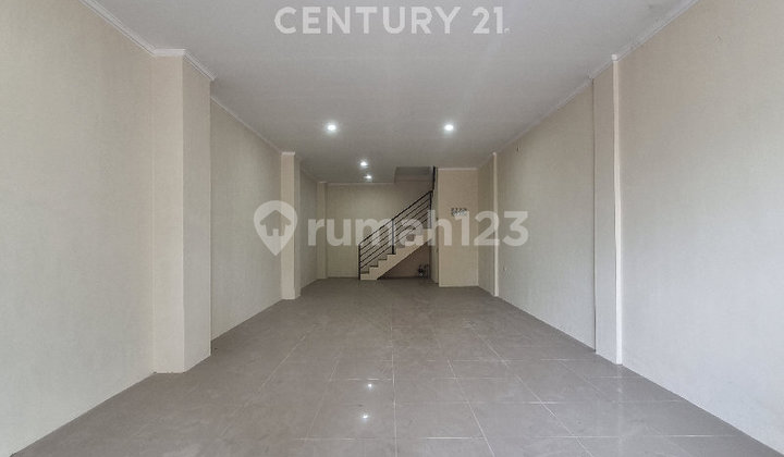 3-Story Shop House Ready for Use in a Strategic Location 3-Story Shop House Ready for Use in a Strategic Location