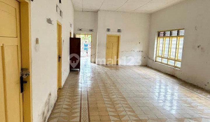 Classic, Spacious, and Strategically Located House Ideal for Business in Tegal City.