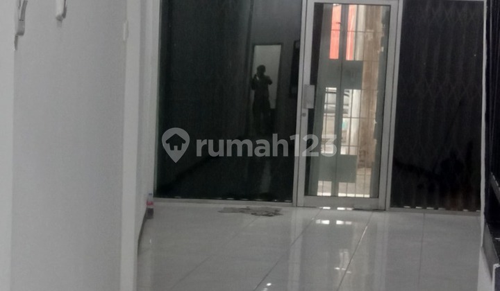 Di Sewa Ruko..3 Lantai, 2 KM, Lokasi Trategis, Jalan Utama, Parkiran Ruko.(Theo)