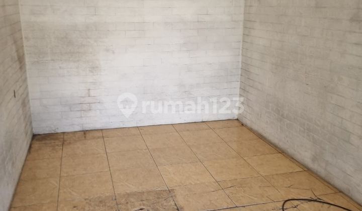Shop for Rent in Central Surabaya Near Shopping Center 2