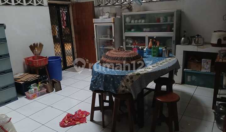 Strategic Old House in Kemandoran, South Jakarta Strategic Old House in Kemandoran, South Jakarta