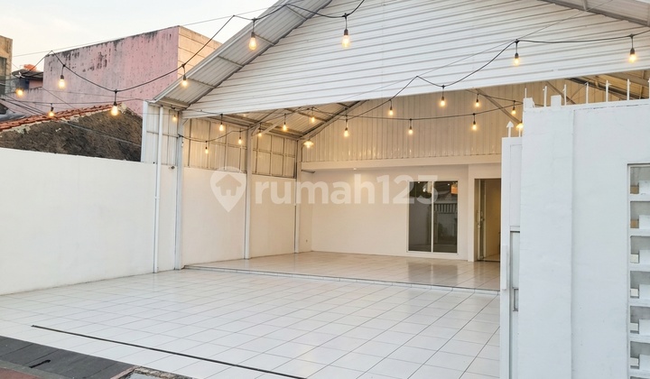 Rumah Usaha Dekat Jajanan Pasar Lama. Strategis dan Padat Cocok untuk Bisnis, Kantor atau Hunian.